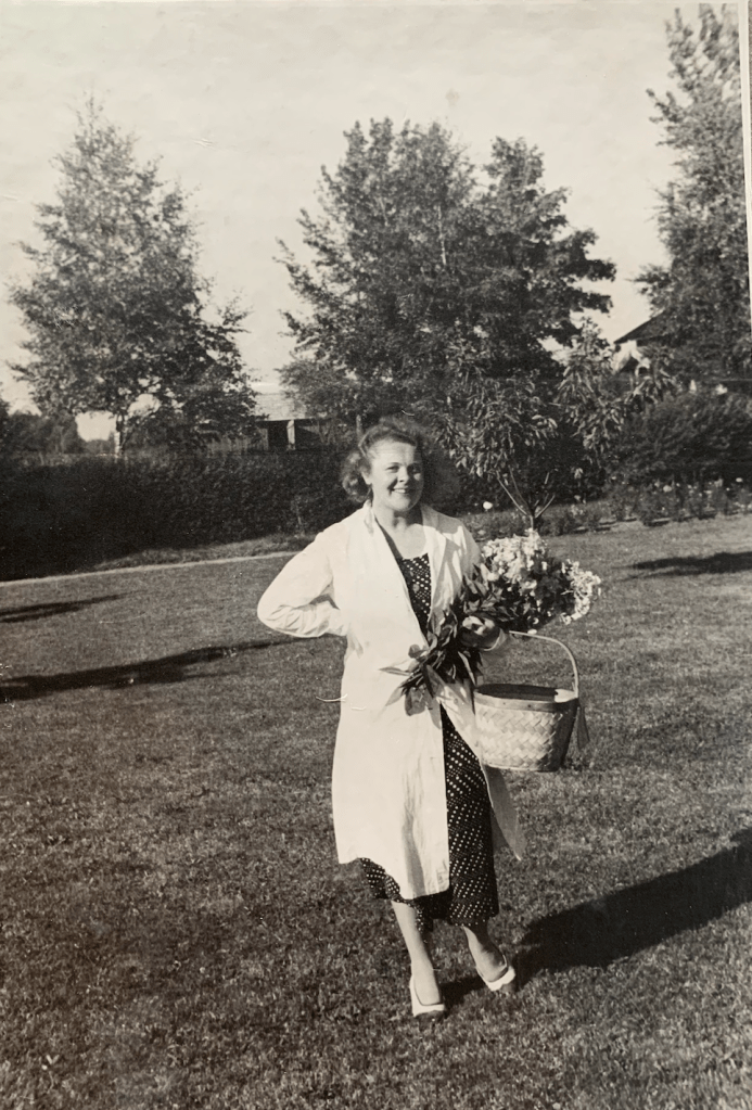 Birgit har plockat blommor på Åsundsholm